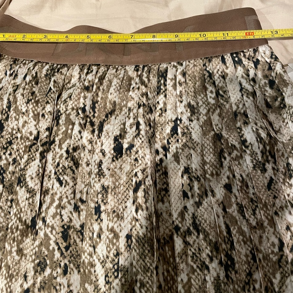 NWOT DKNY boutique animal print pleated skirt. Gorgeous - Picture 14 of 17